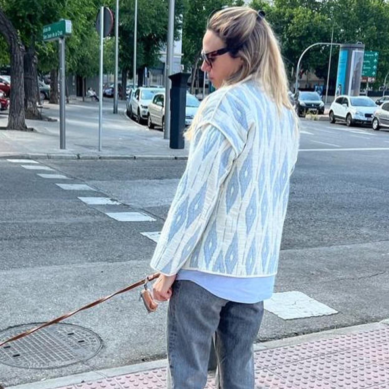 Una mujer con la chaqueta de Zara Kids viral.