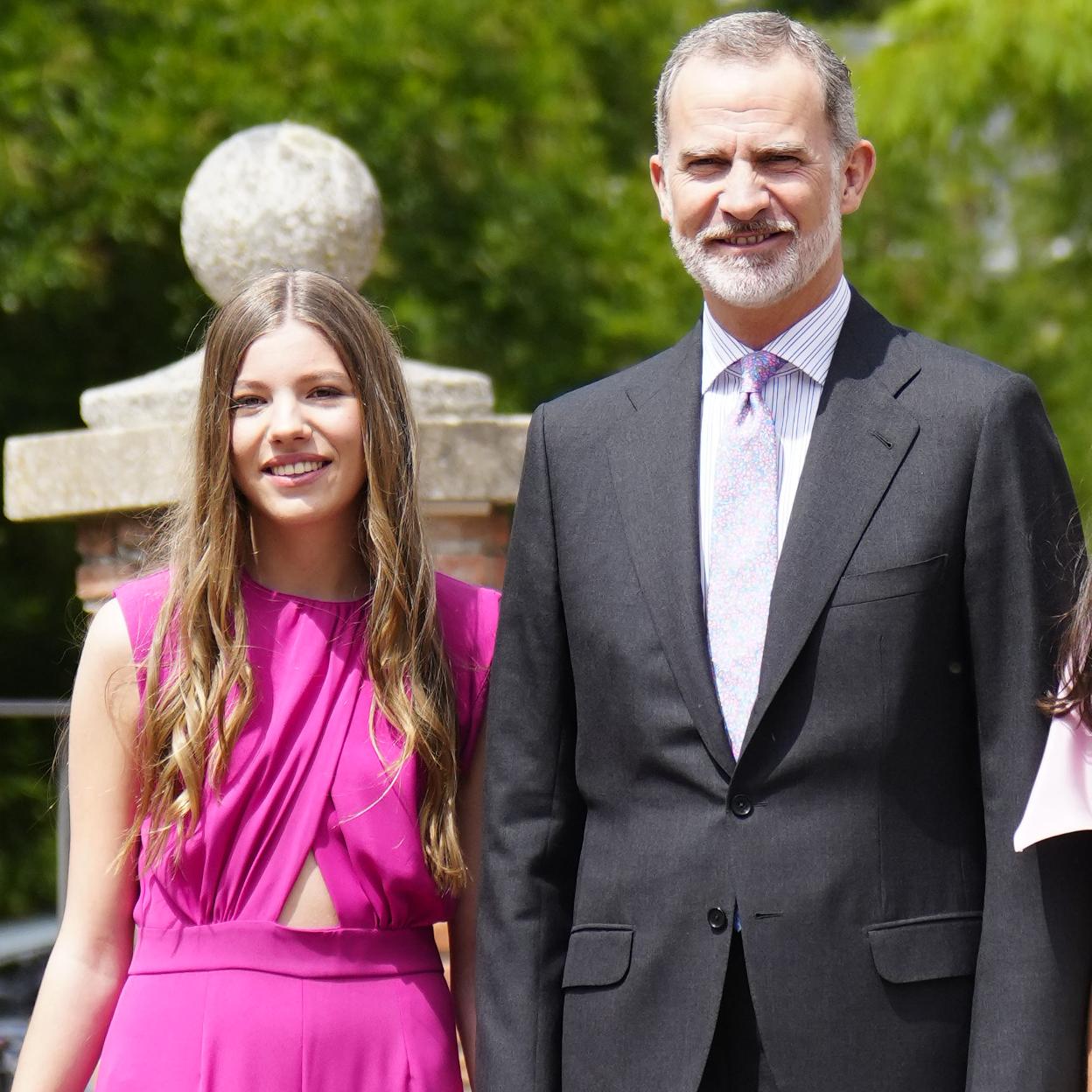 La infanta Sofía con el rey Felipe en la confirmación.