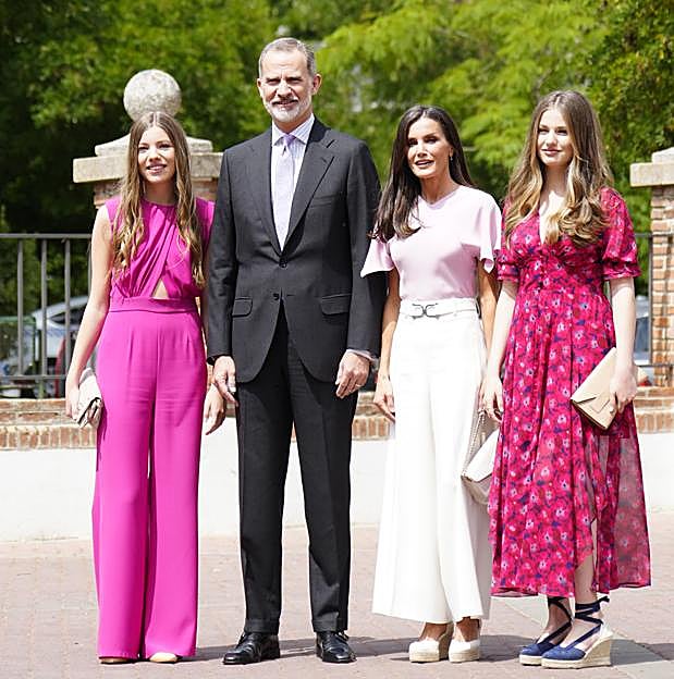 Los reyes y sus hijas en la confirmación de la infanta Sofía.