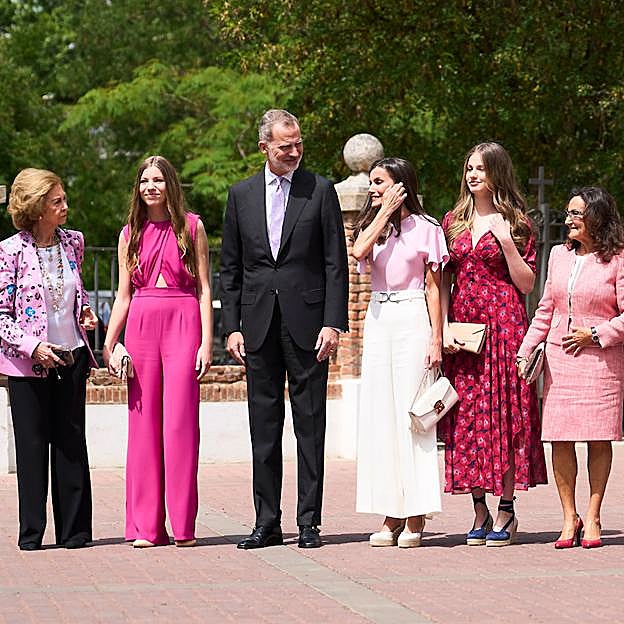 De izq. a dcha., la reina Sofía, la infanta Sofía, el rey Felipe VI, la reina Letizia, la princesa Leonor y Paloma Rocasolano.