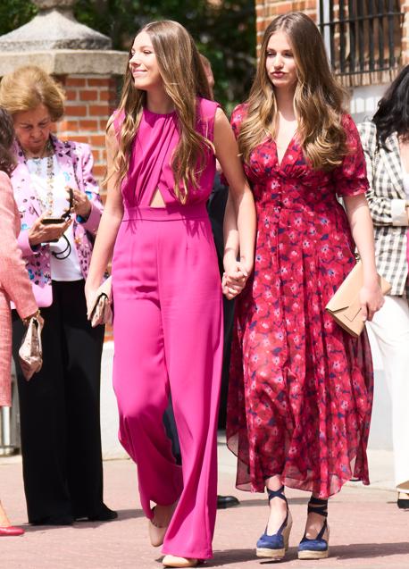 Imagen - La infanta Sofía y la princesa Leonor de la mano. / LIMITED PICTURES