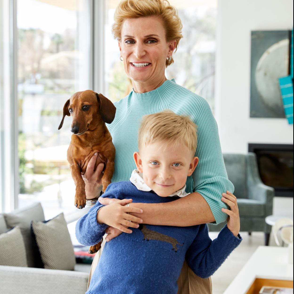 María Zurita con su hijo, Carlos, y su perrita Zeta.