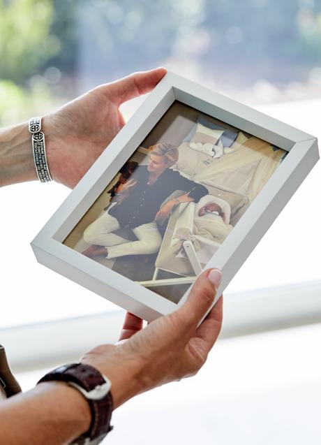 Imagen - La primera foto de María Zurita con su hijo Carlos en casa. Foto: Álex Rivera.