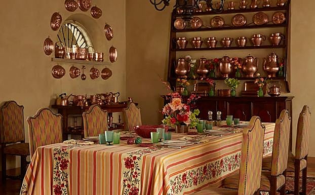 La colaboración de Zara Home y Cabana da resultados increíbles. El mantel cuesta 139 euros; las piezas de cristalería, a partir de 7.99 euros y los platos, desde 6.99 euros.