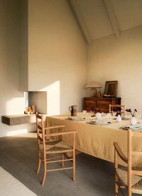 Imagen - El mantel de lino de alto gramaje cuesta 129 euros; las copas de vidrio en relieve, 3.99; los cubiertos, 4.99 cada pieza y las illas retro de enea, 129 euros.