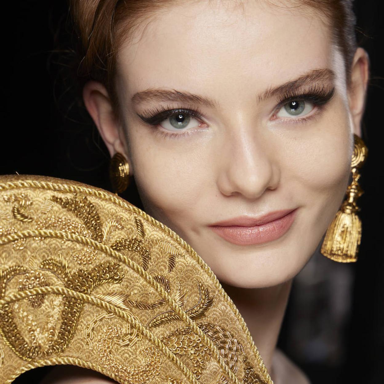 Modelo con pestañas postizas