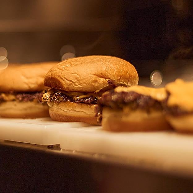 Las smash burgers de Pinks, son de las más solicitadas en Madrid.