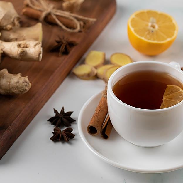 Taza de infusión de jengibre y canela. 