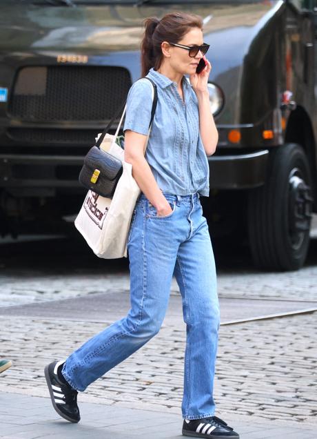 Imagen - Katie Holmes con Adidas Samba en color negro. / GTRES