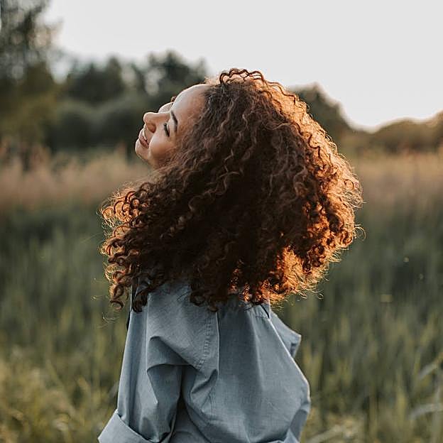 Mujer con pelo rizado