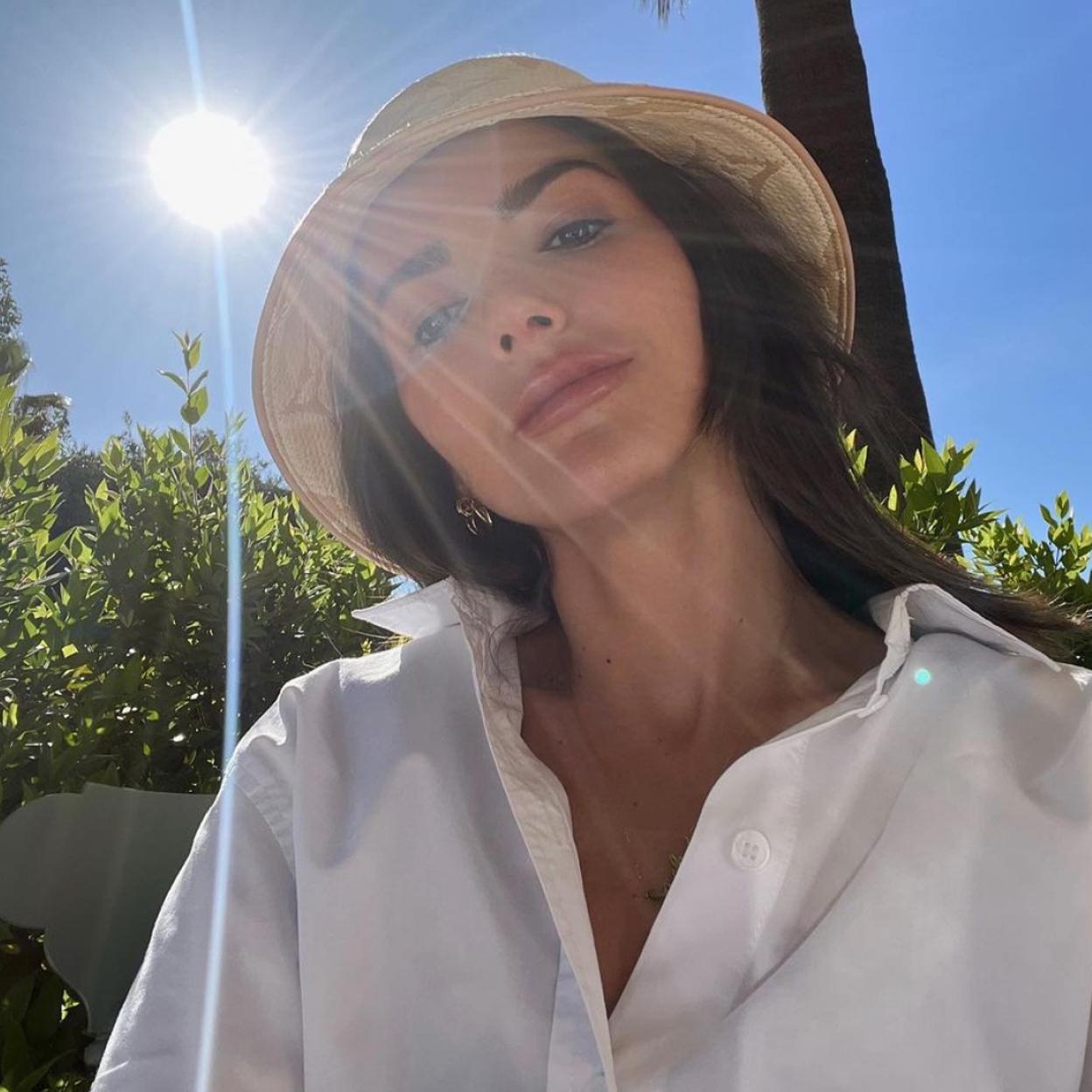 La influencer Alexandra Pereira se protege del sol con un gorro y protección solar.