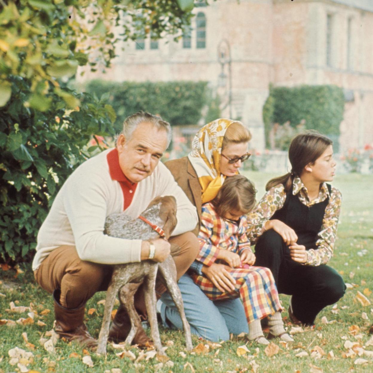 Grace Kelly junto a Rainiero y sus hijos