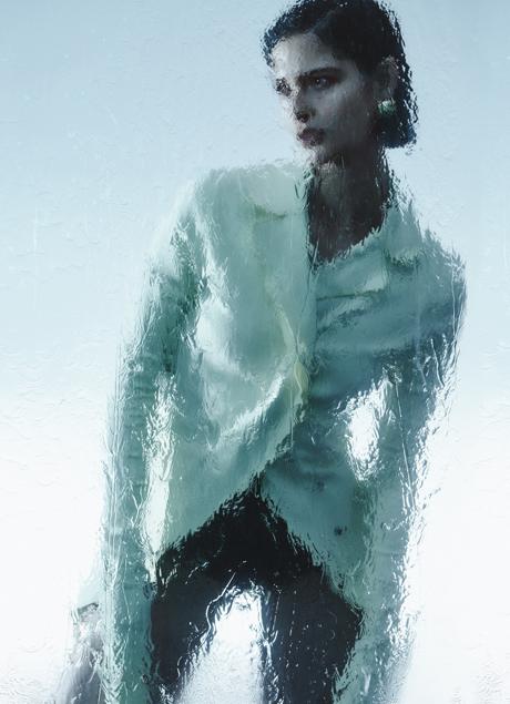 Imagen - Modelo posa con americana blanca y pendientes llamativos.