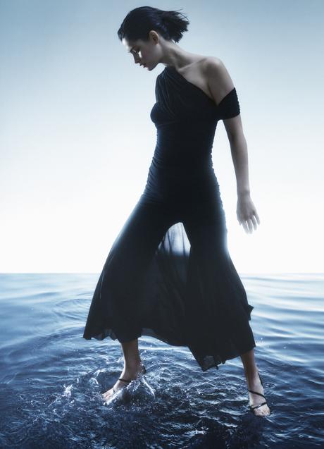 Imagen - La modelo posa con vestido de fiesta con transparencias y escote asimétrico.