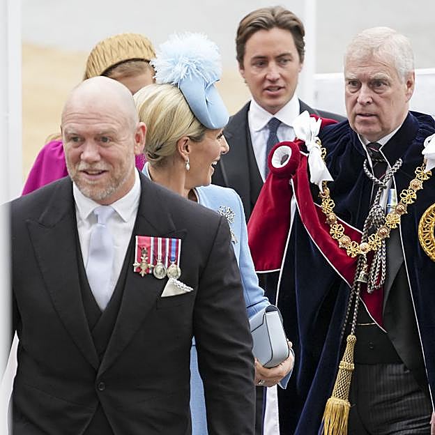 Mike y Zara Tindall junto al príncipe Andrés en la oronación de Carlos III. 