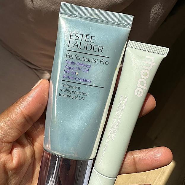 Una influencer con el protector solar en gel de Estée Lauder.