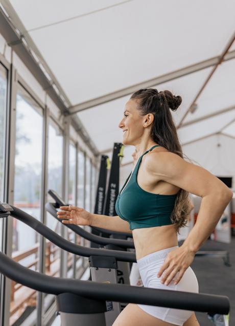Imagen - Mujer caminando en cinta/PEXELS