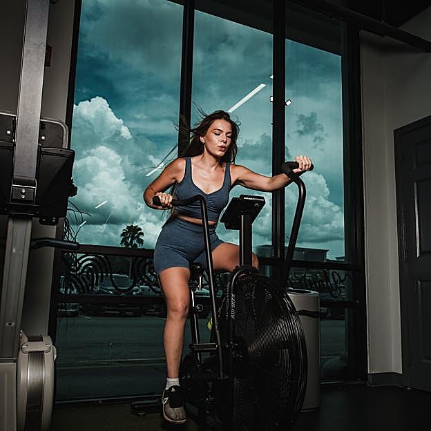 Elíptica para principiantes, el ejercicio fácil que quema grasas, tonifica musculatura y acaba con el estrés