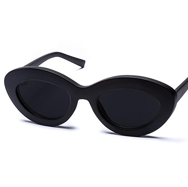 Imagen principal - Las gafas de sol de Tiwi, la diadema de You Are the Princess y el vestido de lunares de Parfois.