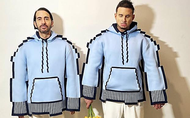 Marc Jacobs y Char Defrancesco con sudaderas de Loewe.
