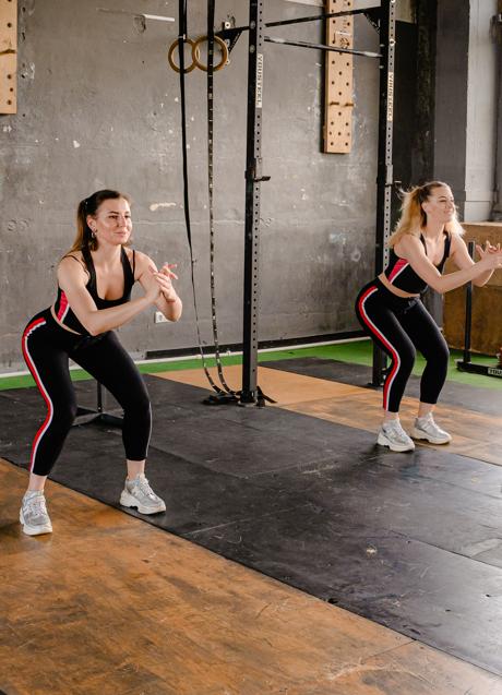 Imagen - Mujeres haciendo sentadillas/PEXELS