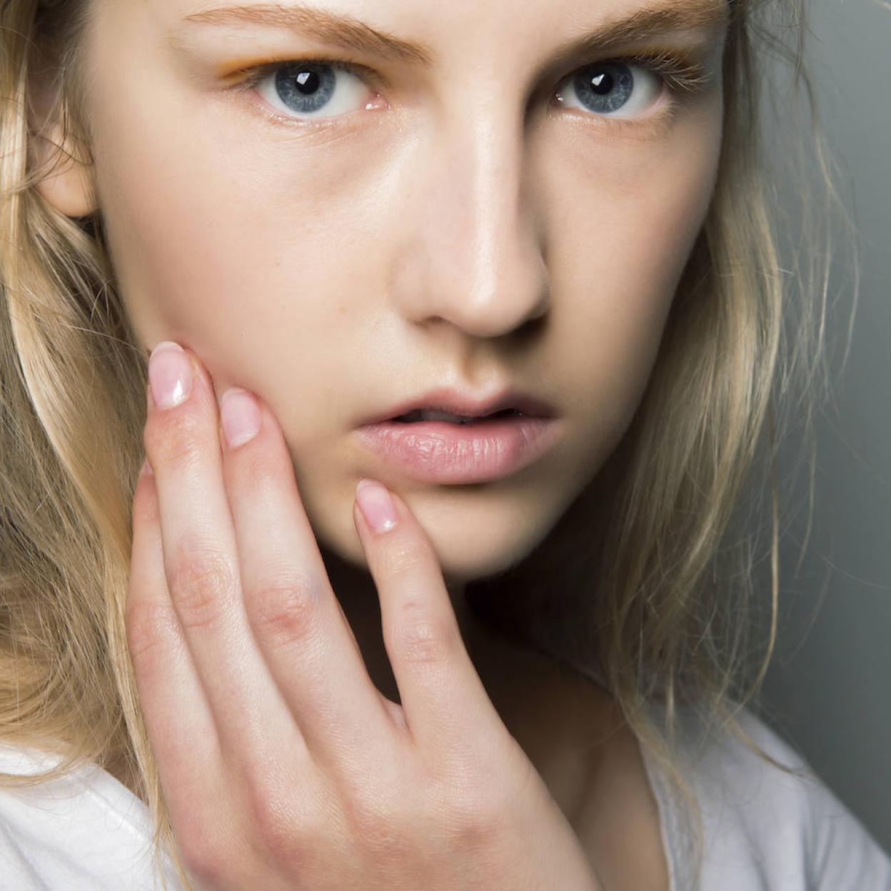 Modelo con manos bonitas