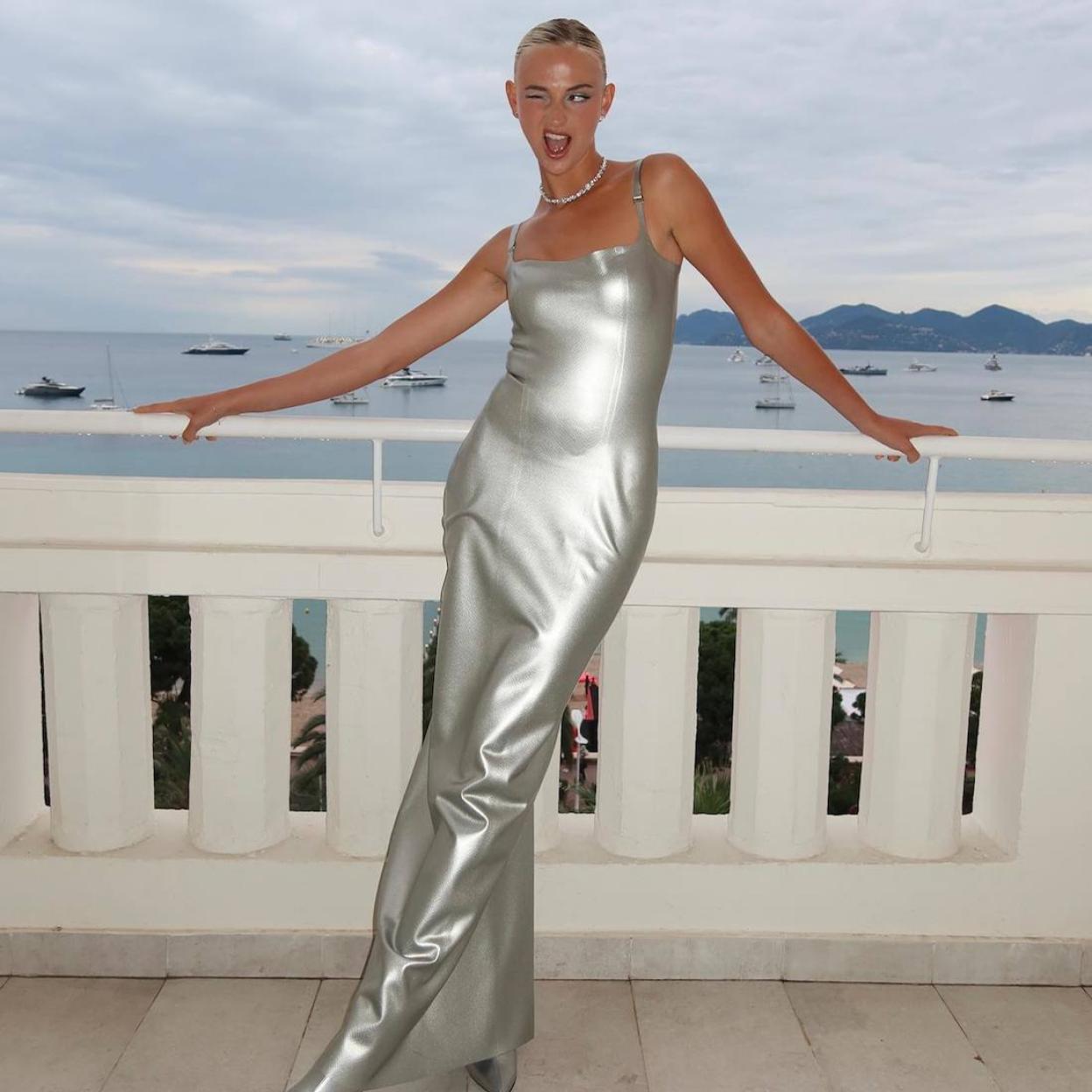 La influencer lleva un vestido metalizado