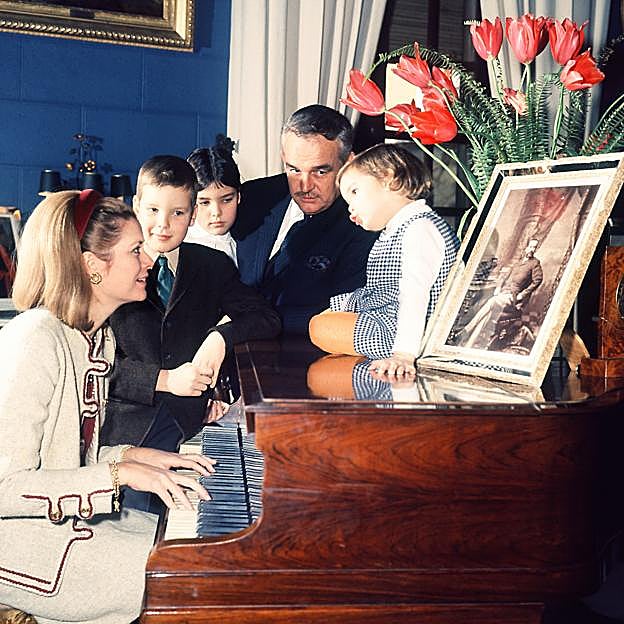 Los Grimaldi siempre parecían una familia feliz: en esta imagen Grace Kelly toca el piano para Rainiero y sus hijos Carolina, Alberto y Estefanía. 