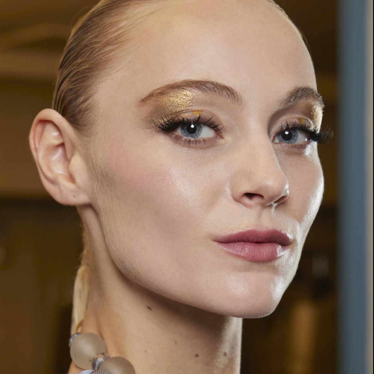 Modelo con pestañas largas