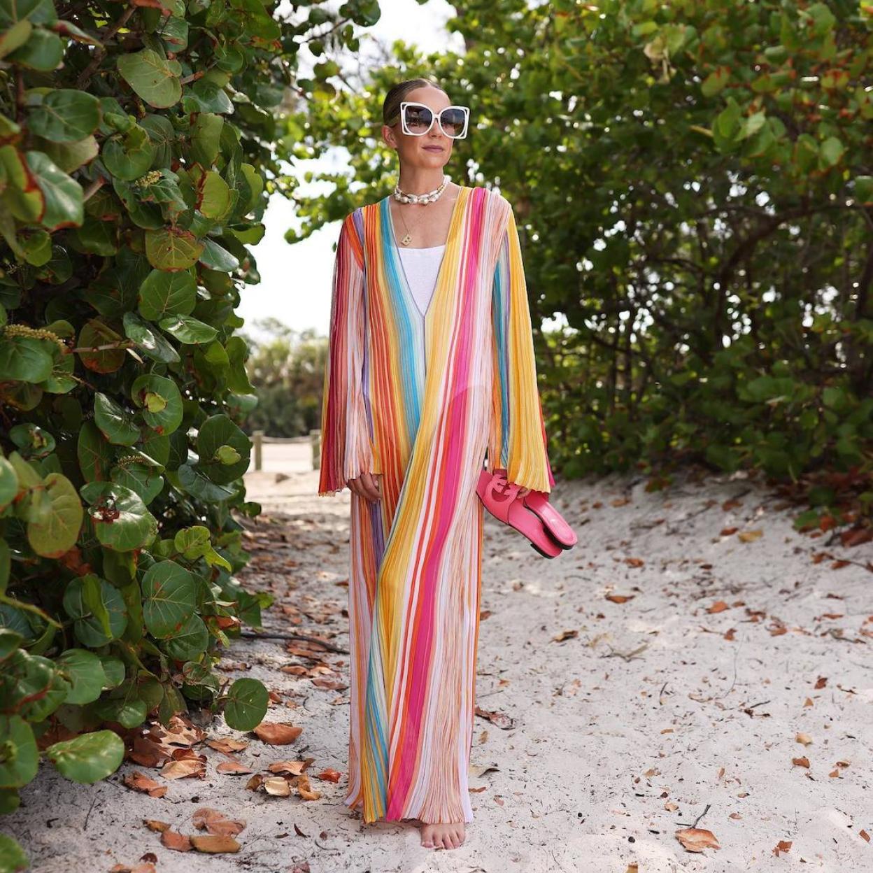 La influencer lleva una túnica para verano