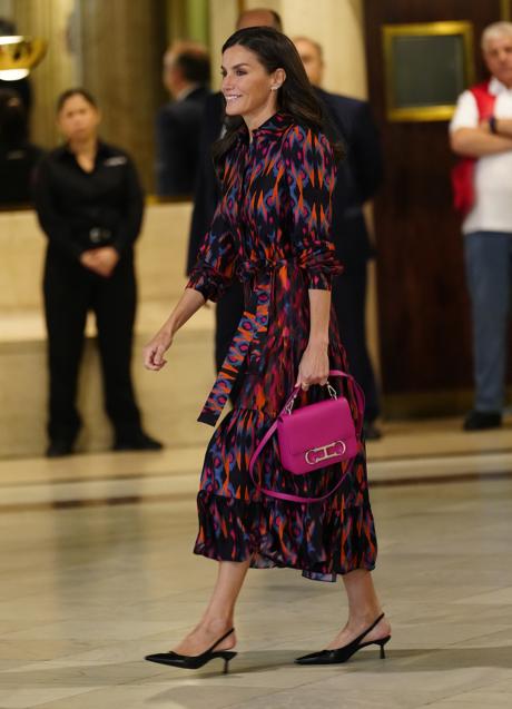 Imagen - La reina Letizia con vestido camisero estampado y un bolso de Carolina Herrera. FOTO: Limited Pictures.