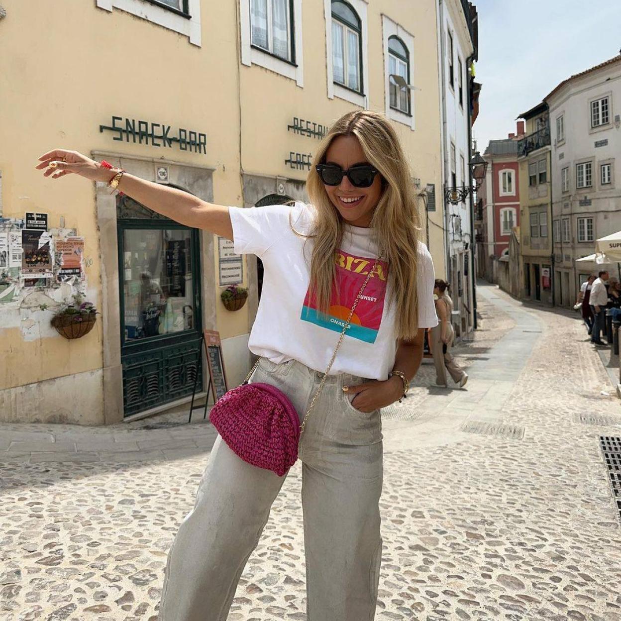 La influencer lleva un look de diario con camiseta estampada