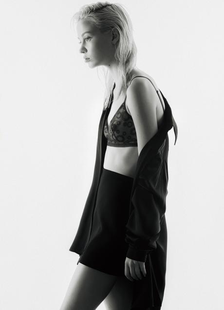 Imagen - Minifalda y camisa de Michael Kors. El sujetador de encaje es de Eres. 