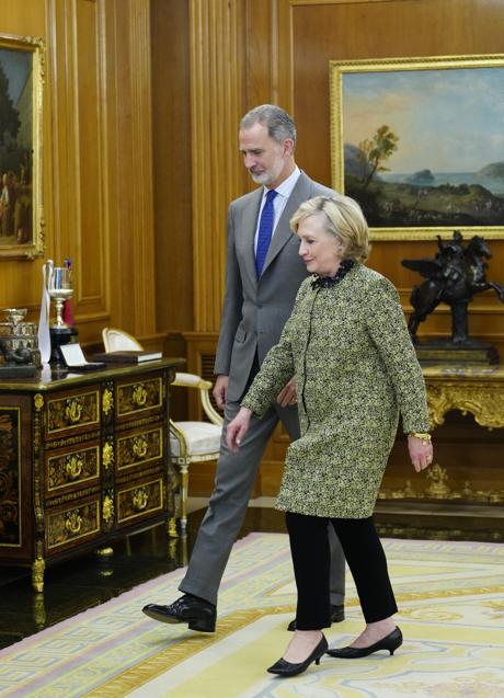 Imagen - Felipe VI y Hillary Clinton se dirigen a posar ante los fotógrafos, tras su reunión en Zarzuela. (FOTO: LIMITED PICTURES) 