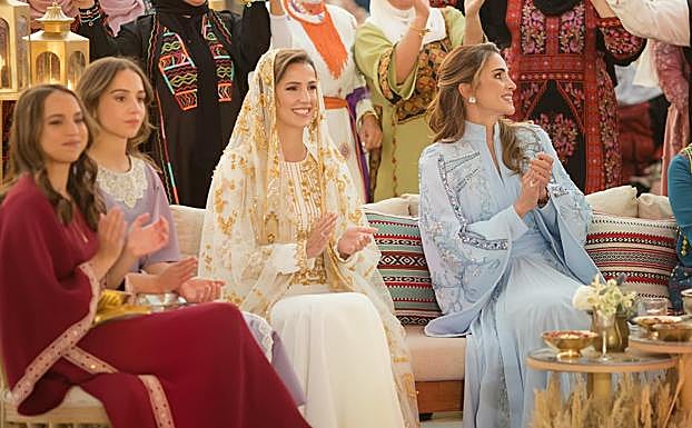 Rajwa Al Saif con Rania de Jordania en la ceremonia de la Henna. Lució un diseño de la saudí Honayda Serafi.
