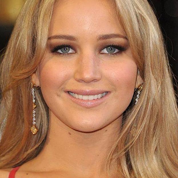 Jennifer Lawrence con tipo de eyeliner para ojos encapotados o párpado caído