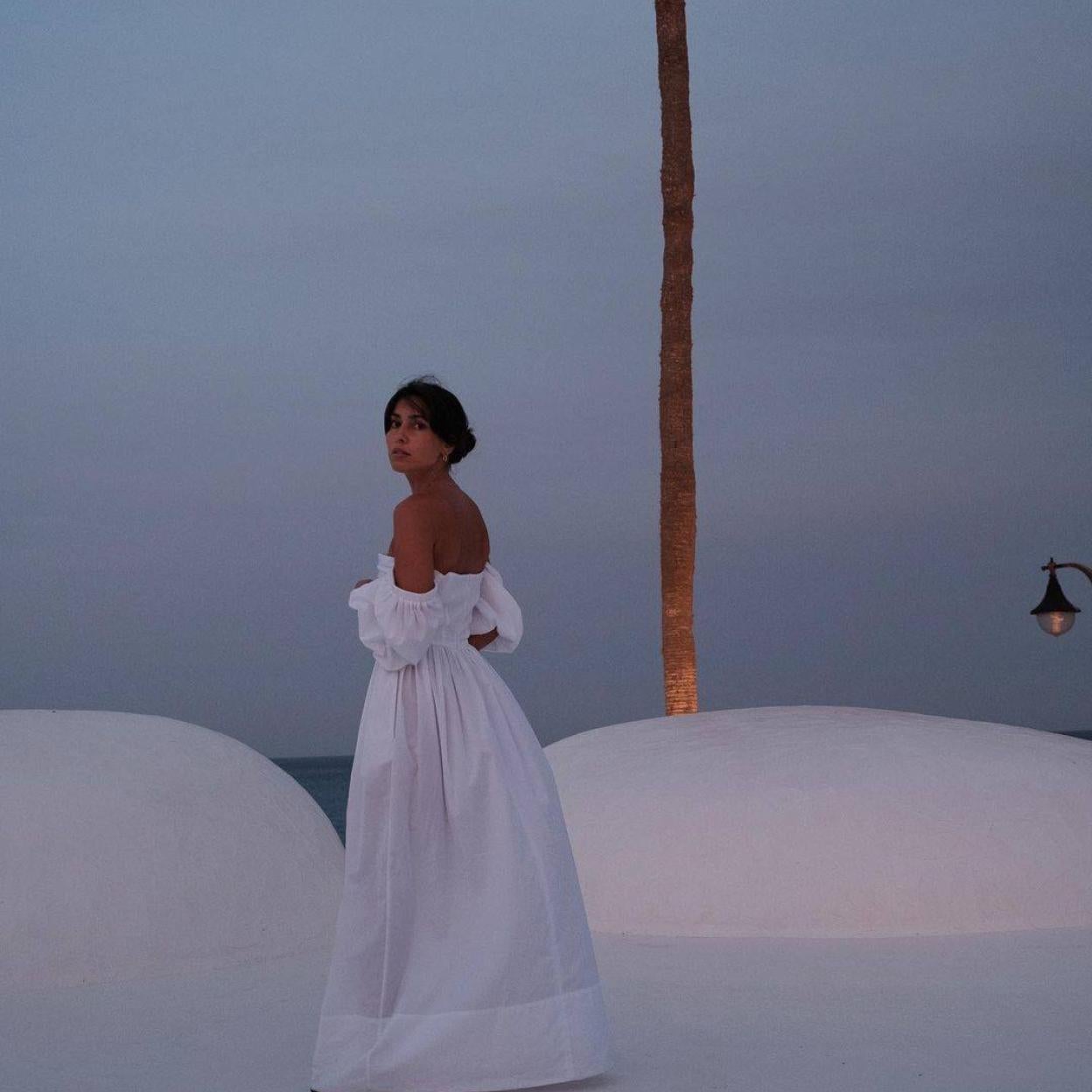 La influencer lleva un vestido de lino blanco