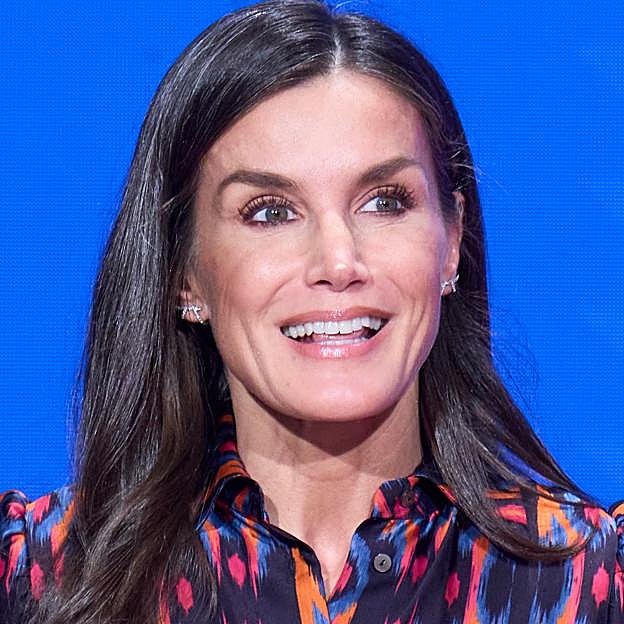 Una imagen en la que se aprecia como la zona izquierda de la sonrisa de Letizia está cambiando.