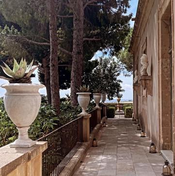 Imagen secundaria 1 - Fotografías de la villa compartidas por Edgardo Osorio en Instagram.