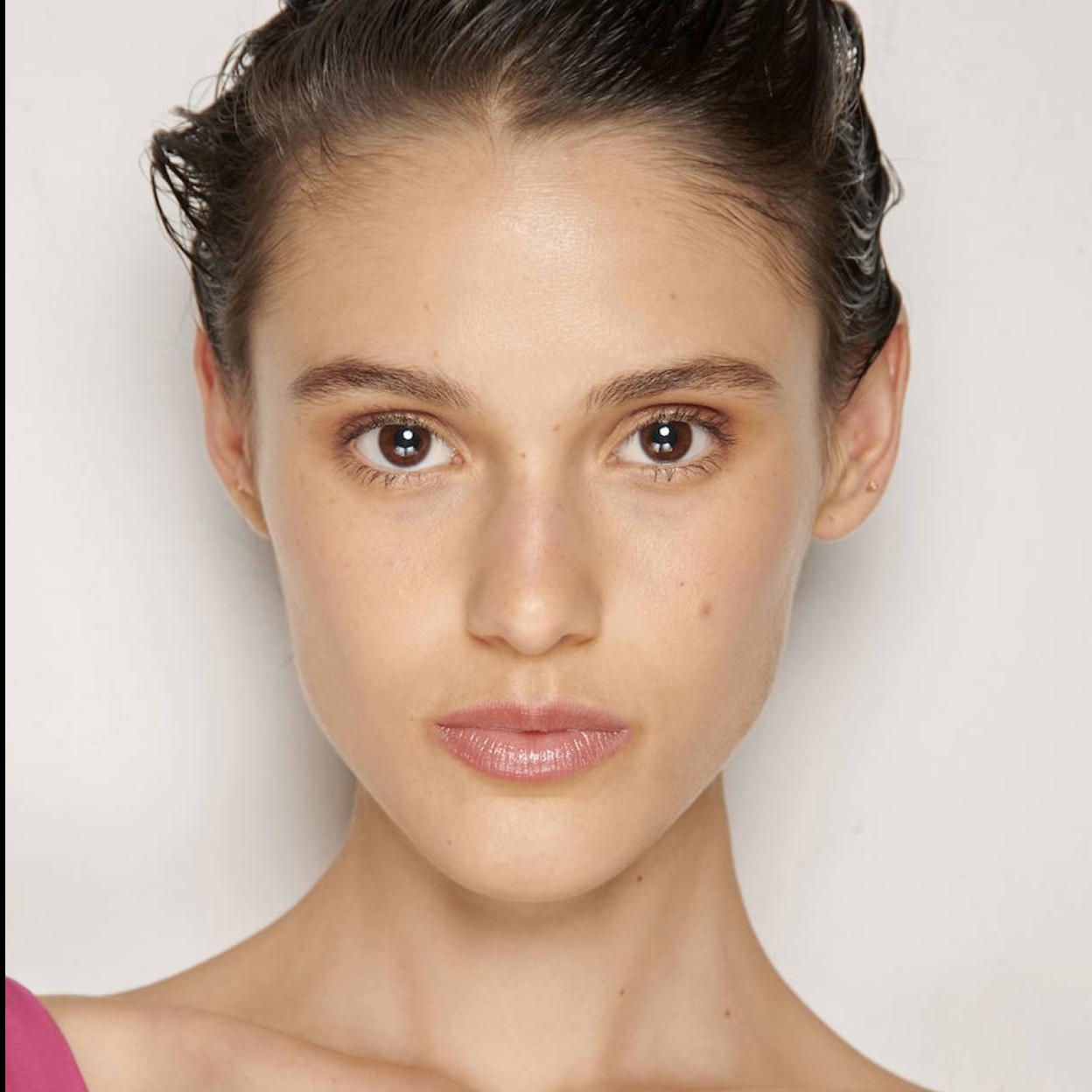 Modelo con cara sin maquillaje