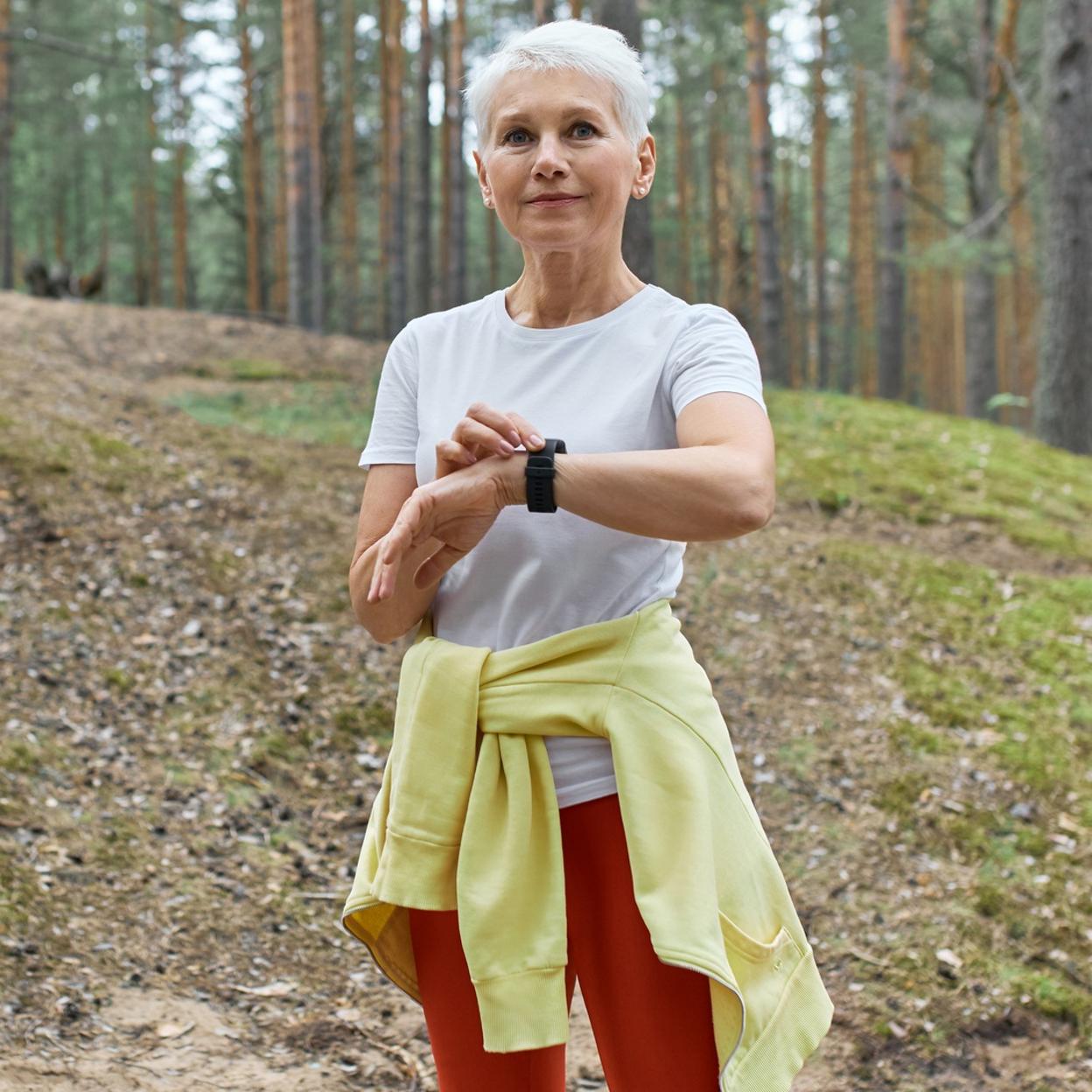 Mujer realizando ejercicio en la naturaleza. 