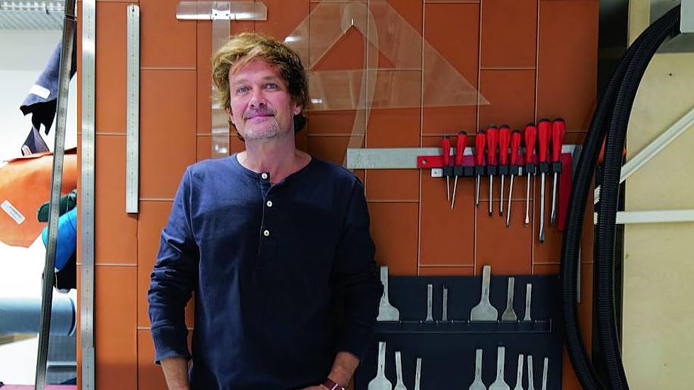 Godefroy de Vireu posa en el taller petit h, en París.