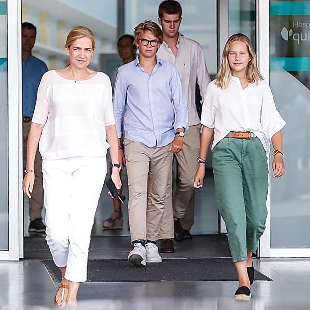 Imagen principal - Irene Urdangarín, de adolescente y con looks cómodos e informales.