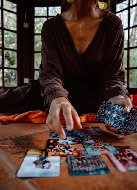 Imagen - Mujer echando las cartas del Tarot/PEXELS