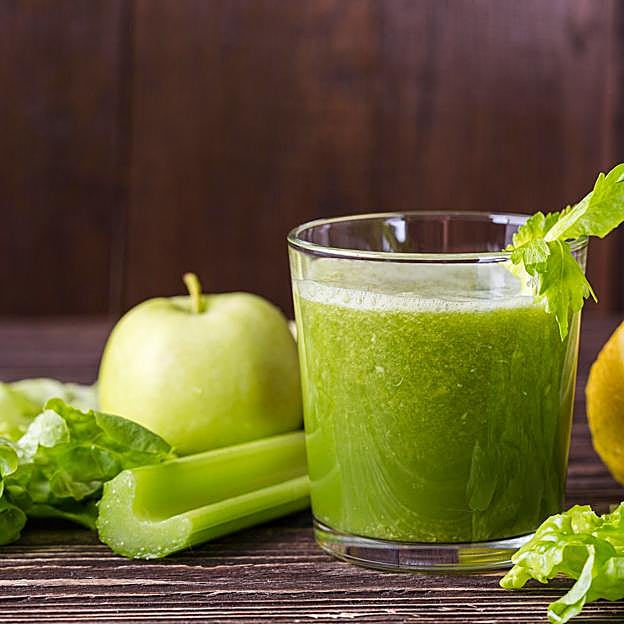 Zumo verde de espinacas, manzana y pepino. 