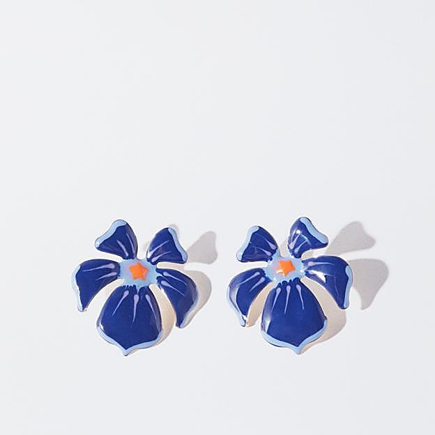 Pendientes con flor en azul de Parfois (7,99 euros),