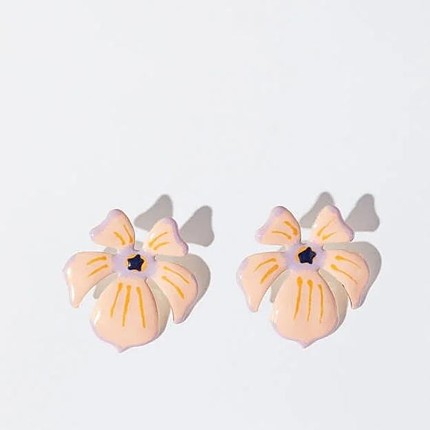 Pendientes con flor en naranja de Parfois.