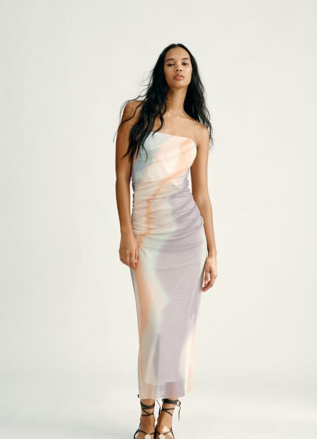 Imagen - Vestido de tubo con tejido drapeado de Zara. Foto: Zara.