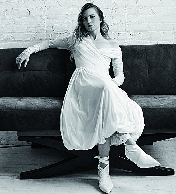 Chelsea Manning, con vestido y zapatos de Alberta Ferretti y anillo de Ash Hoffnan.