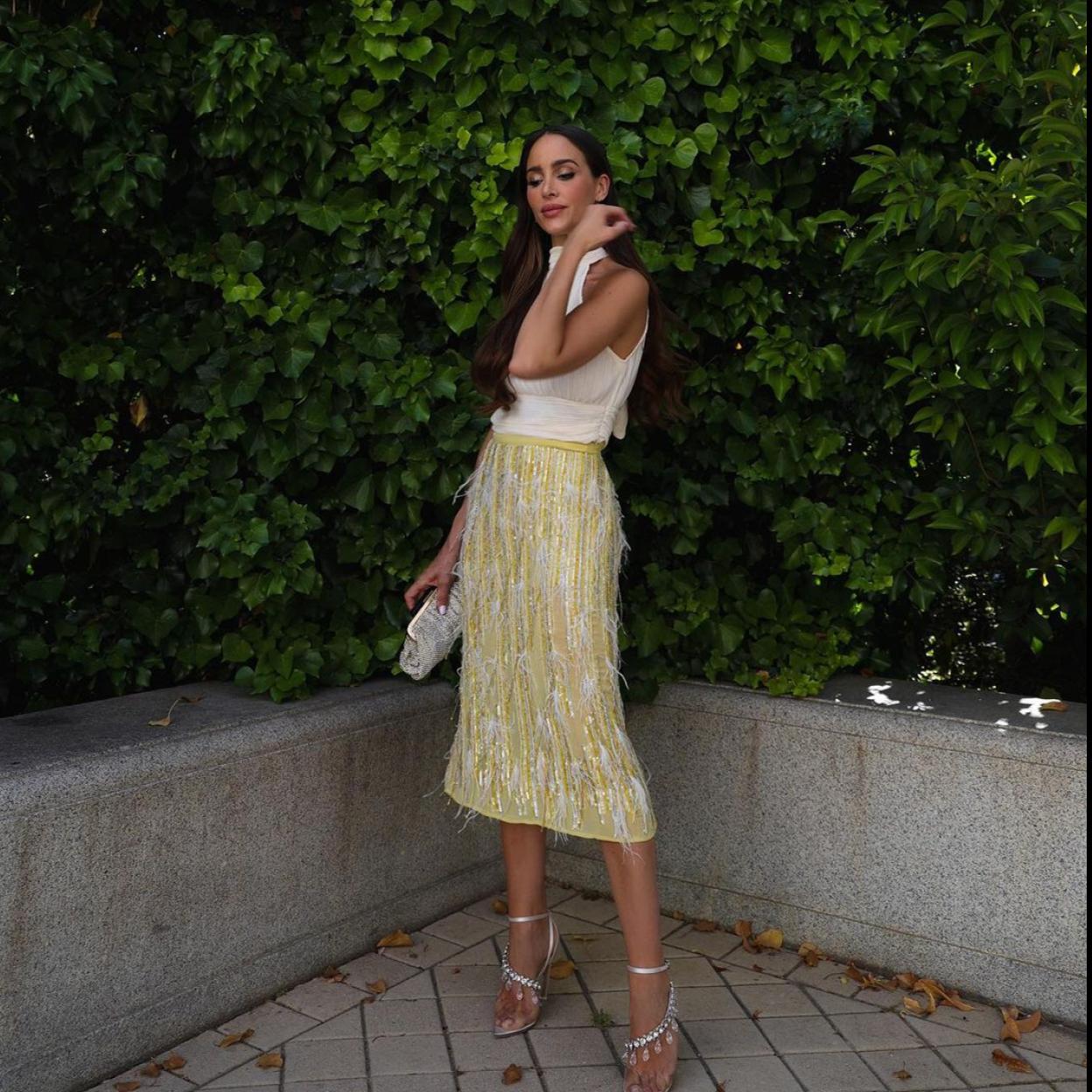 La influencer y diseñadora sevillana Rocío Osorno combina falda de plumas con un top básico.